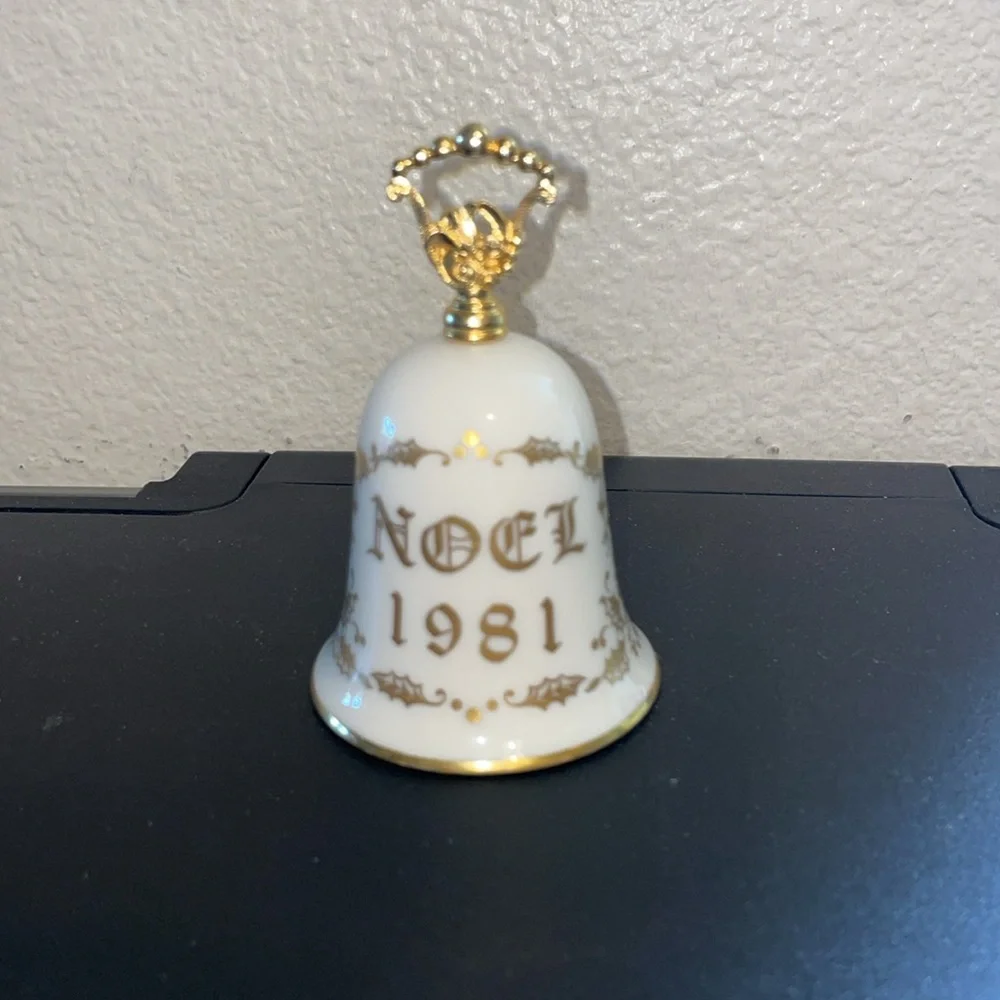 Gorham Fine China Courier and Ives Noel 1981 Porcelain Bell Christmas Gold Trim